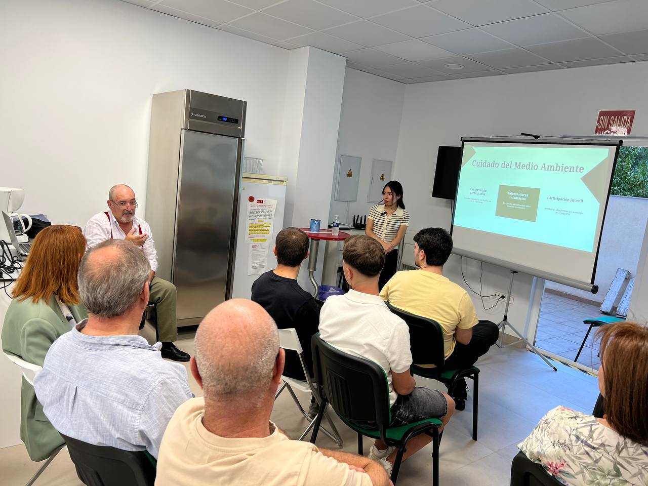 Fotografía de los senderistas juntos escuchando la historia del Petroglifo